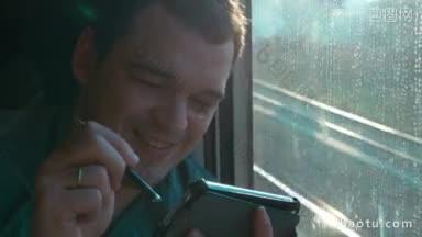 快乐的男人在火车上用智能手机<strong>打字</strong>，他在任何旅行中都保持<strong>联系</strong>